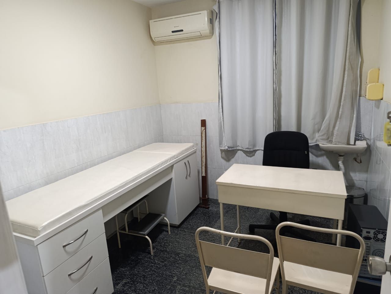 Há uma mesa e cadeiras na sala.