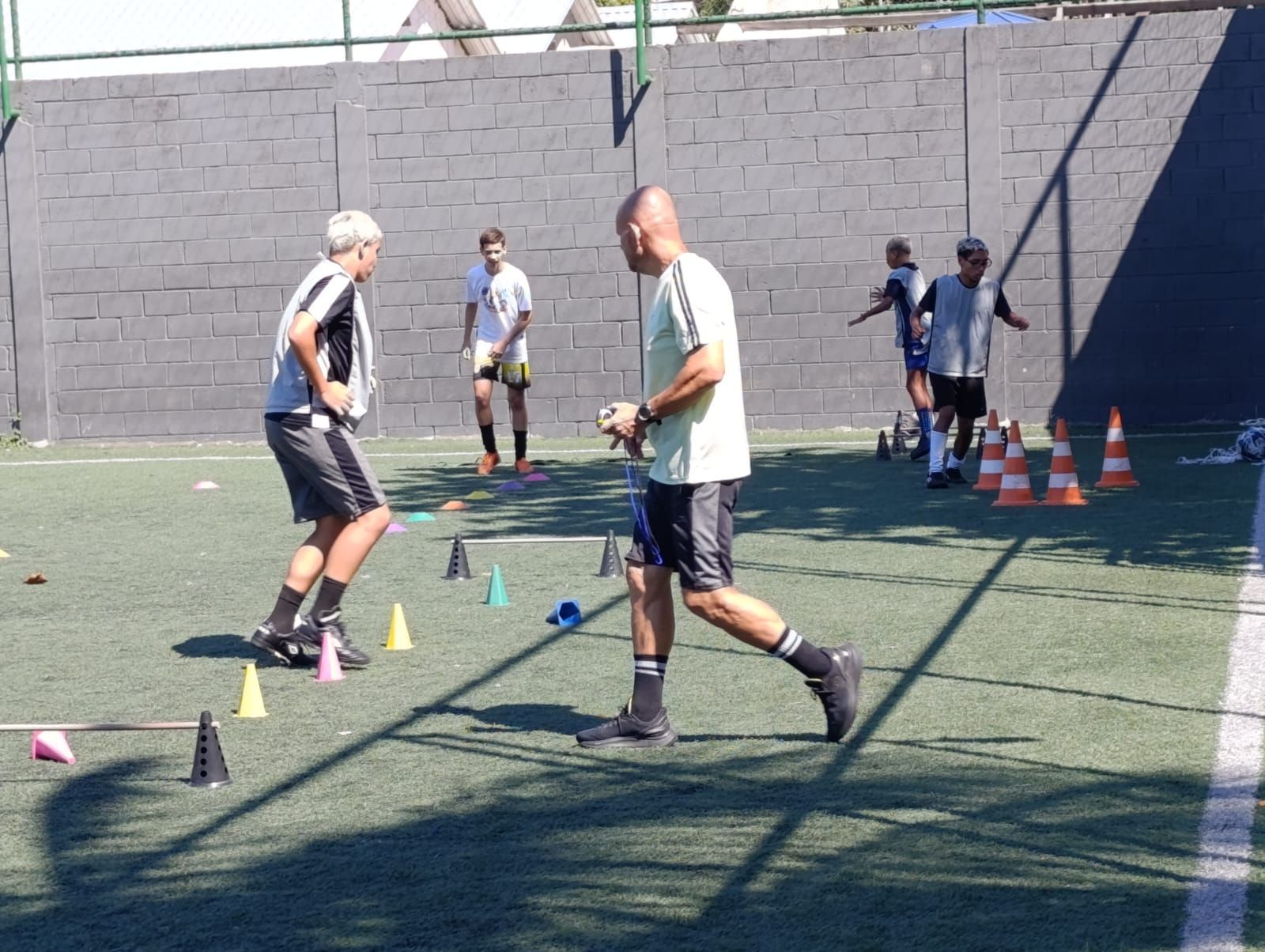 Um grupo de homens está jogando futebol em um campo