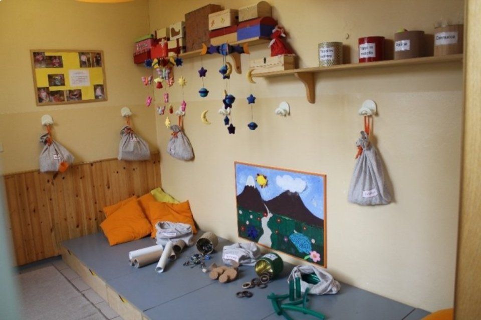 Interno asilo con giochi per bambini
