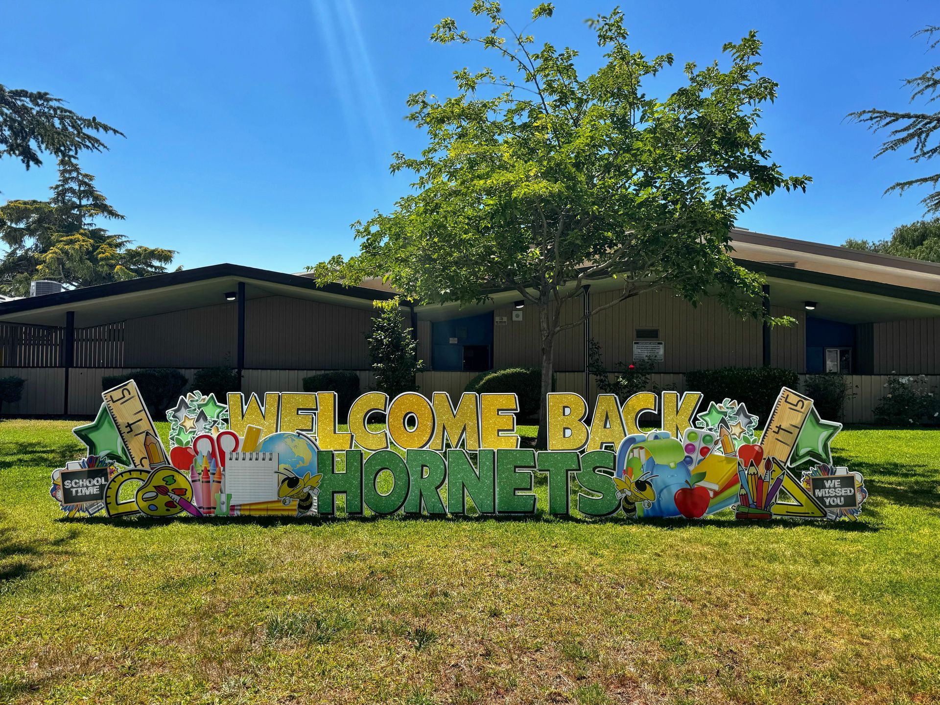Welcome back to school sign in green and yellow. 