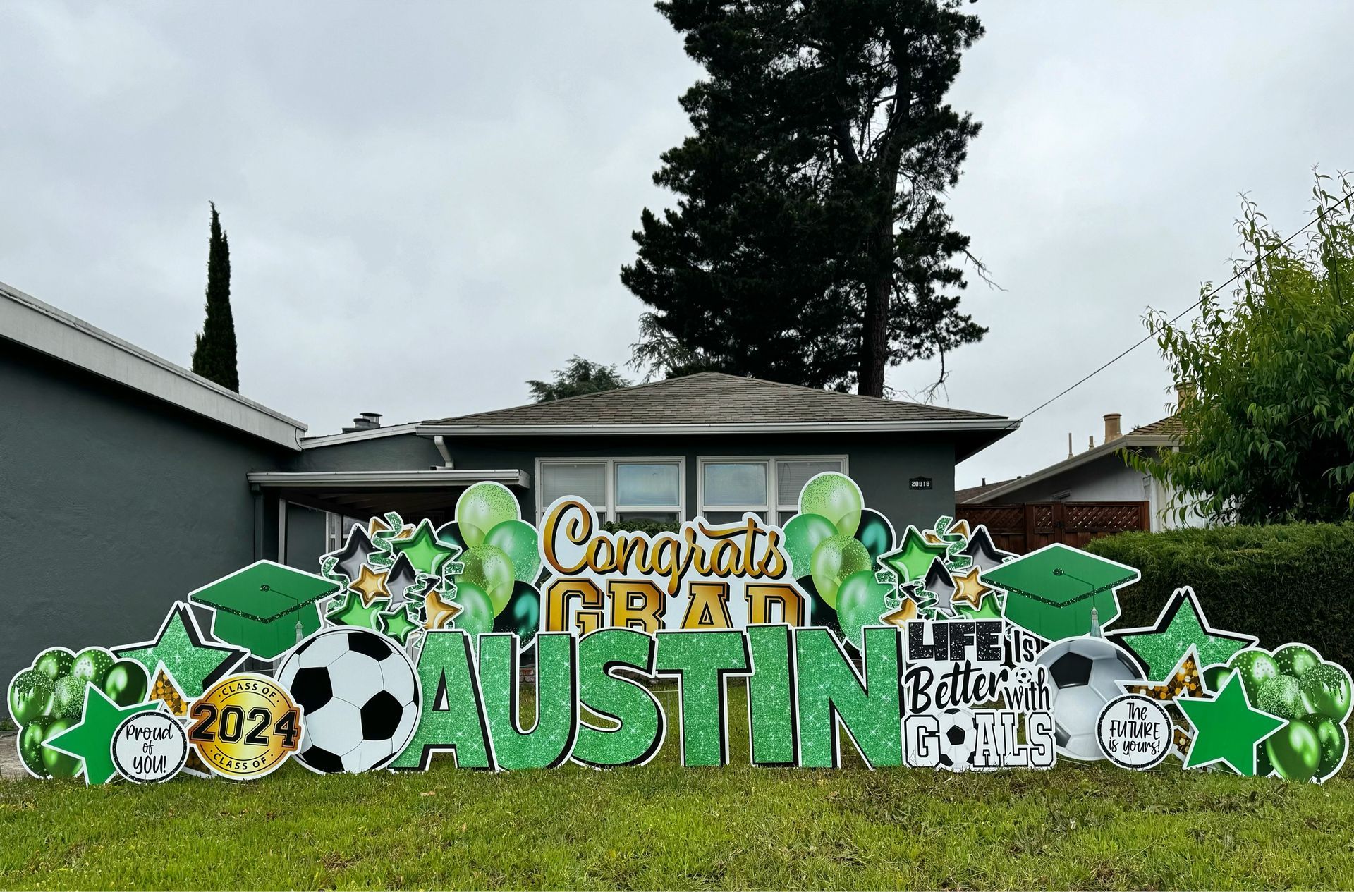 Deluxe graduation display in green, gold, and white. 