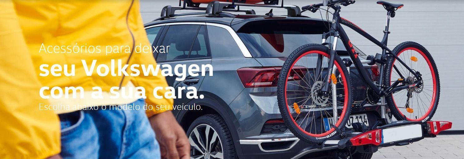 SUV da Volkswagen com suporte traseiro para bicicletas e duas bicicletas, com texto promocional em português à esquerda.