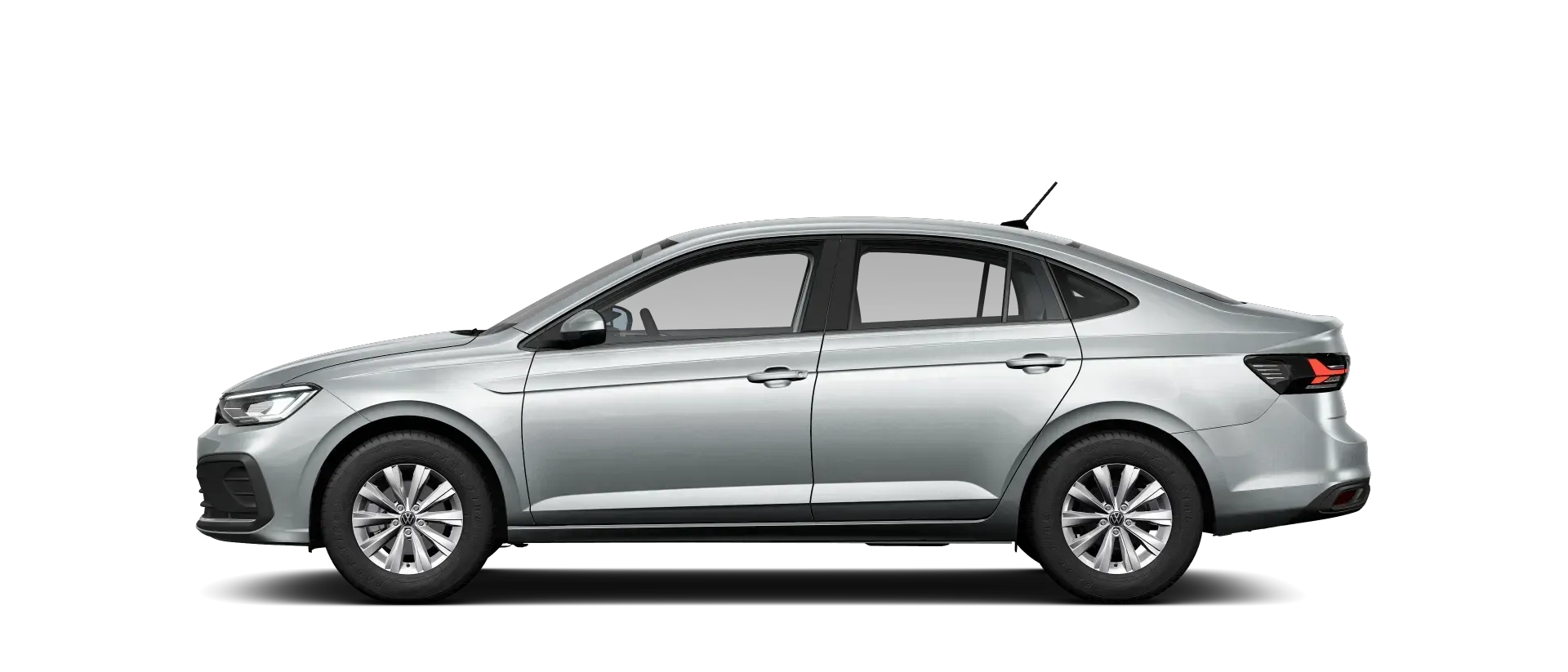 Carro sedan prateado visto de perfil em fundo branco.