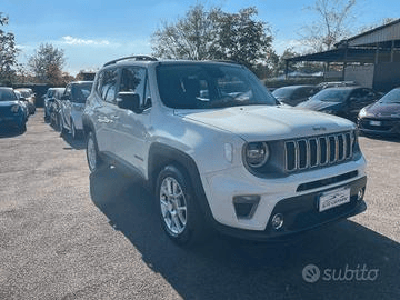 Un SUV Nissan X-Trail grigio parcheggiato in una strada cittadina. L'auto è rivolta verso la telecamera; altre auto ed edifici sono sullo sfondo.