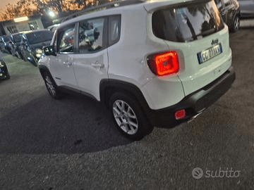 Nissan X-Trail grigia parcheggiata su un piazzale asfaltato insieme ad altri veicoli. Ripresa diurna.
