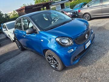 Una Suzuki SX4 S-Cross rossa parcheggiata all'aperto. Sullo sfondo, in una giornata nuvolosa, si vedono diverse altre auto.
