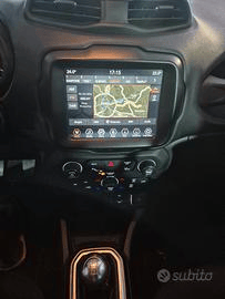 Sedili posteriori dei passeggeri di un SUV Nissan X-Trail grigio. I sedili in pelle nera sono puliti, con poggiatesta visibili.