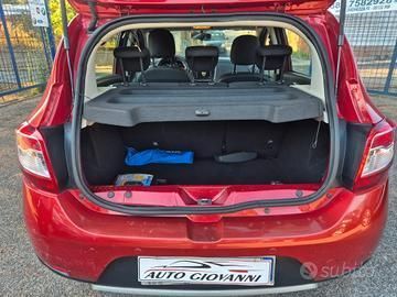 Vista interna di una classica Mercedes-Benz decappottabile. Sono visibili i sedili in pelle nera, gli inserti in legno e il cruscotto; l'auto è parcheggiata all'aperto.