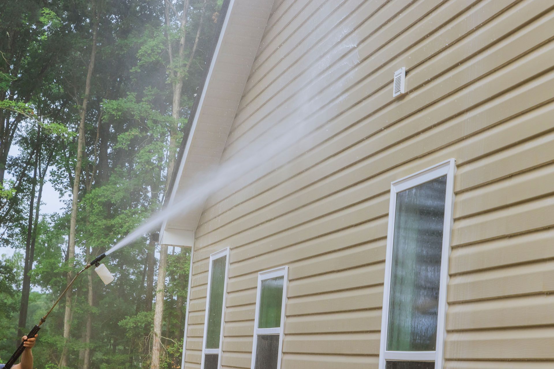 Pressure Washing - Cleaning maintenance service for washing siding house