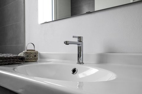 un lavabo de salle de bain avec un robinet et un miroir.