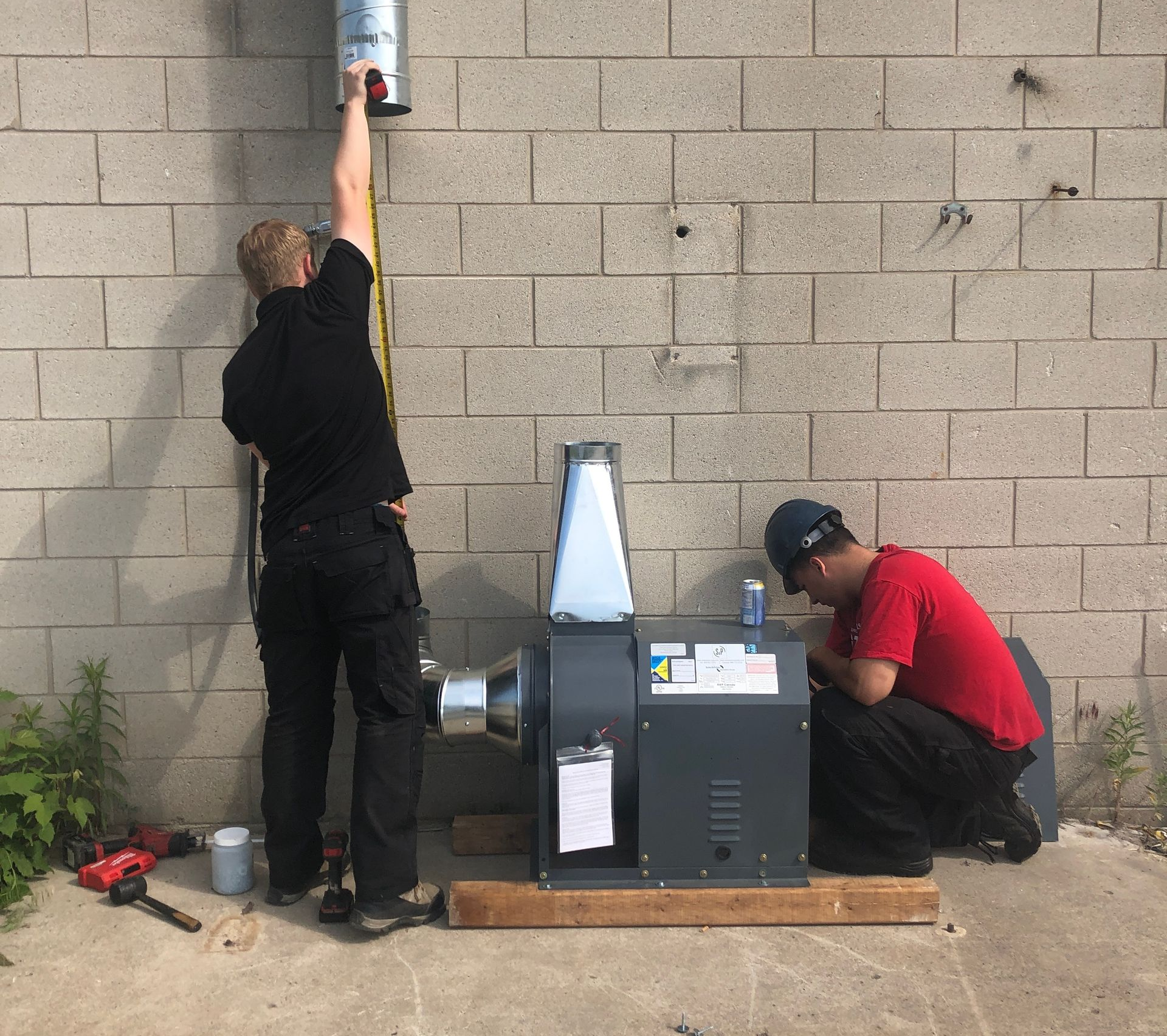 HVAC technician repairing rooftop air conditioning units