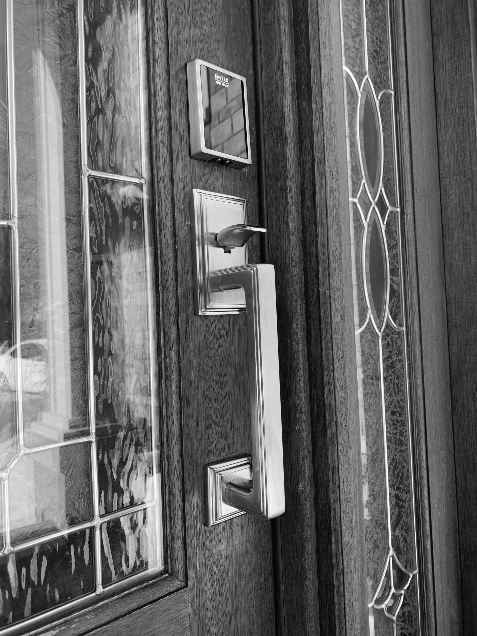 Une photo en noir et blanc d'une porte avec une poignée dessus.