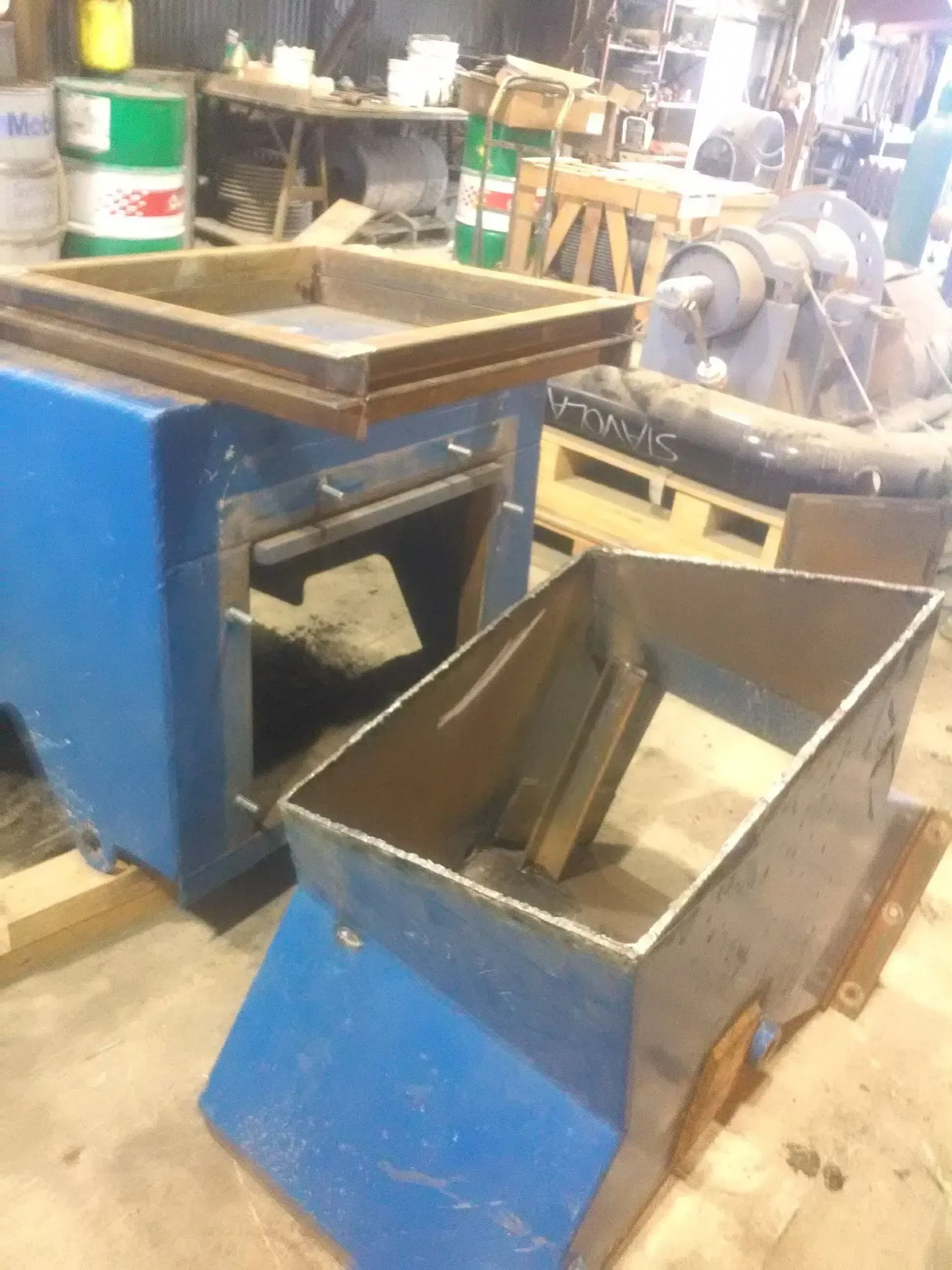 A blue container with the letters nt on it.
