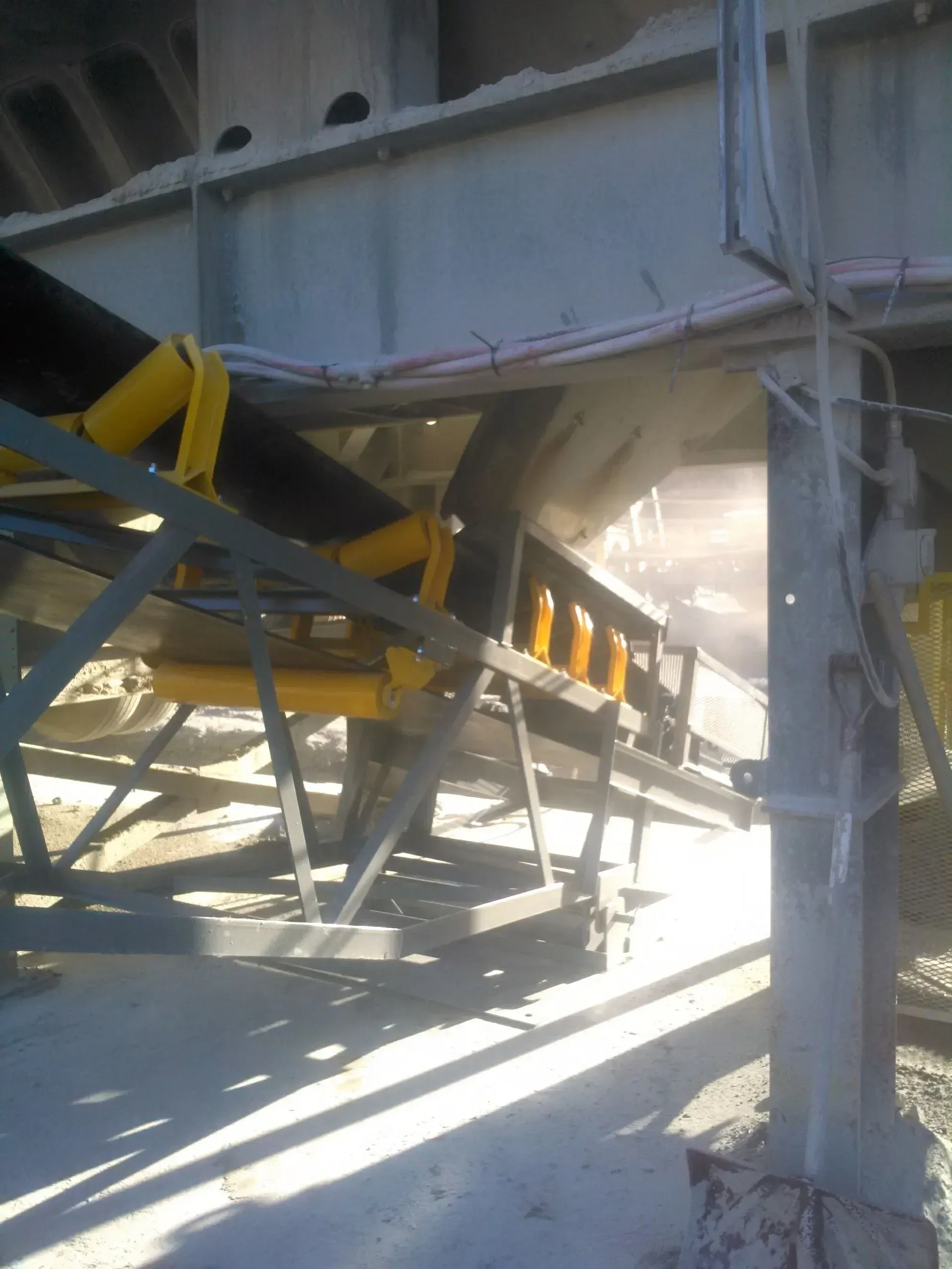 A conveyor belt is sitting underneath a building.