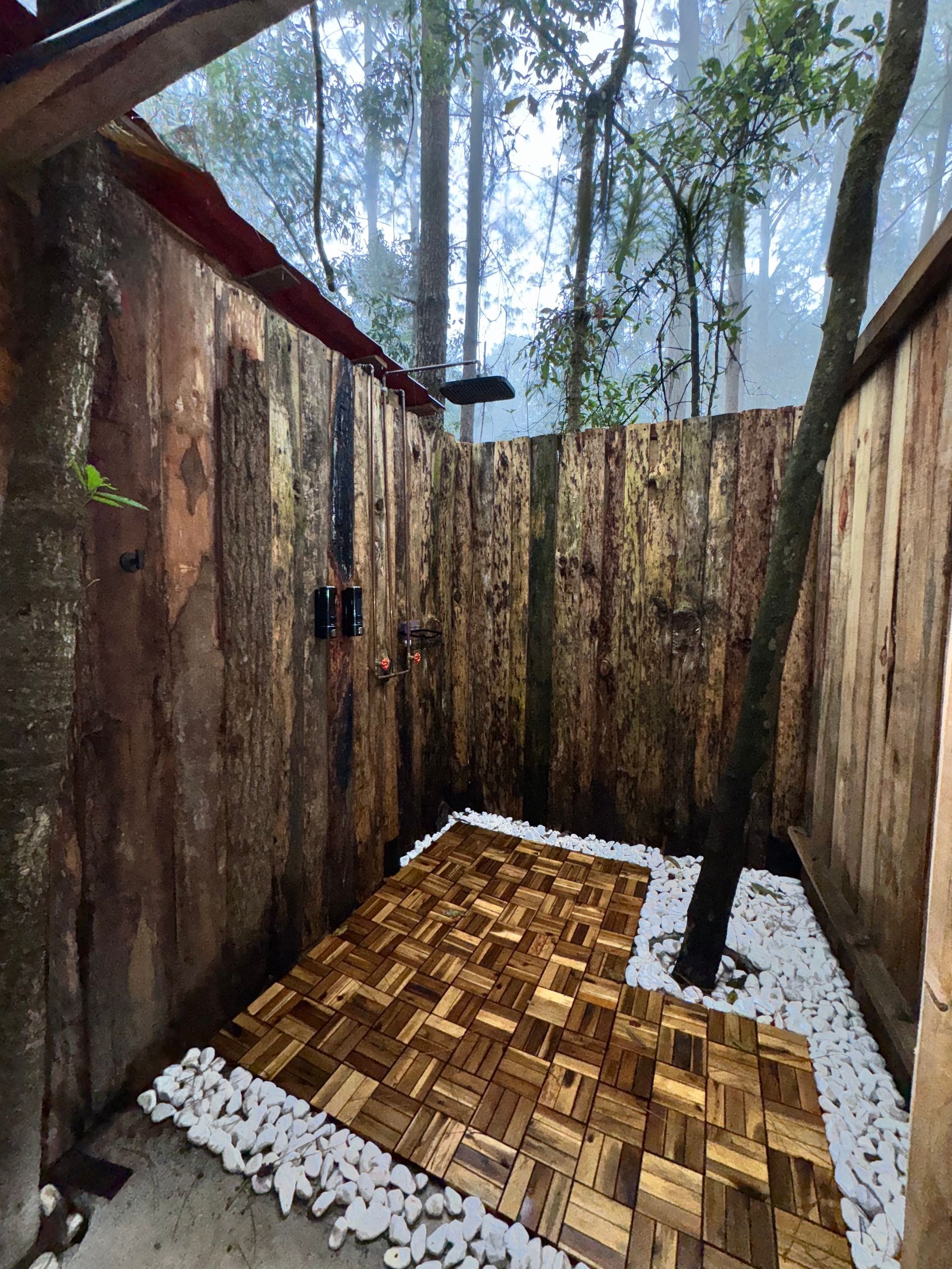 ducha al aire libre en valle de bravo