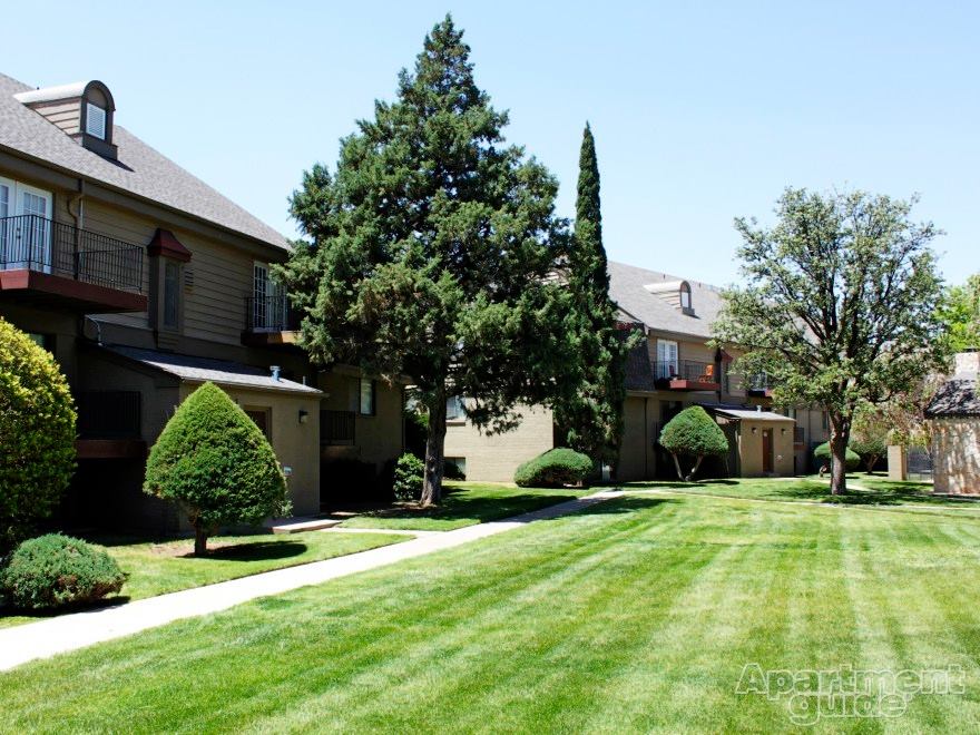 Coulter Landing Apartments side lawn