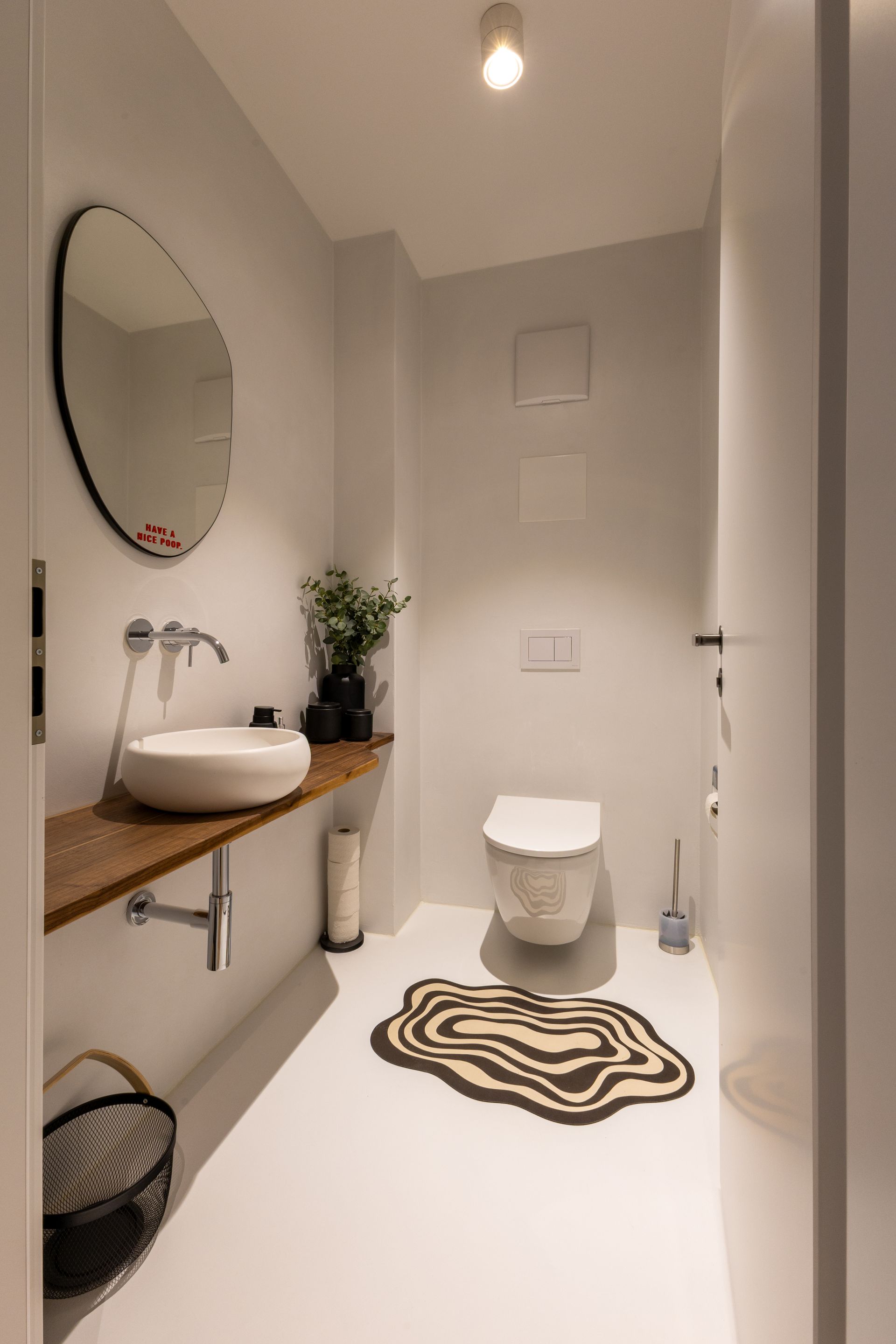 Modernes Gäste-WC mit weißen Wänden,  Holzwaschtisch und abstraktem Teppich.Fotograf Tübingen. Fotograf Reutlingen.