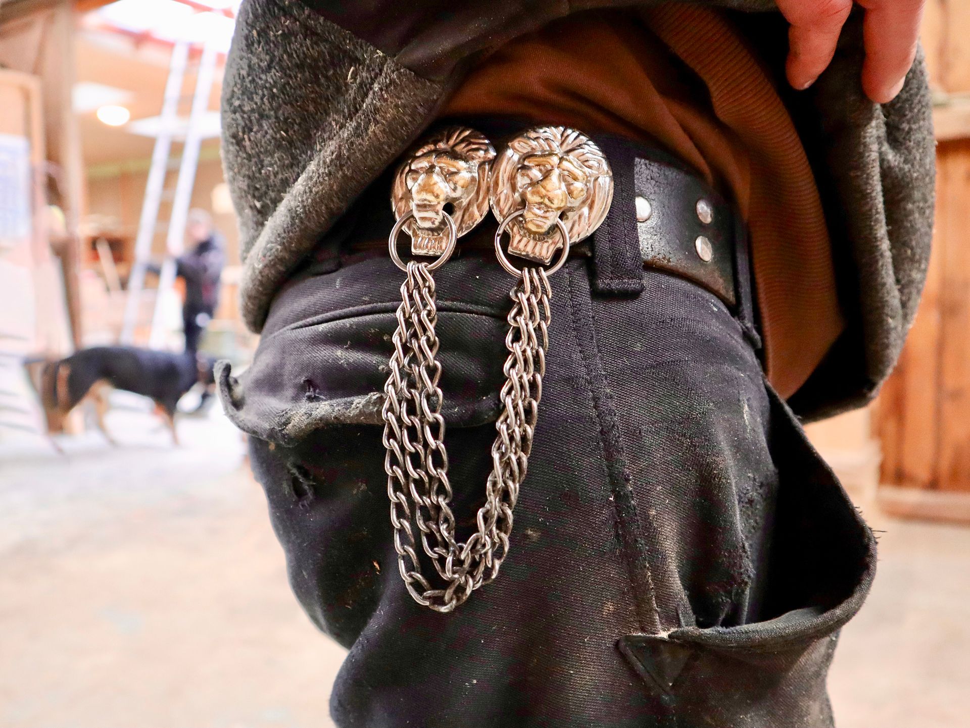 Schwarzer Gürtel mit Löwenkopfschnalle und Kette zu dunkler Jeans.Fotograf Tübingen. Fotograf Reutlingen.