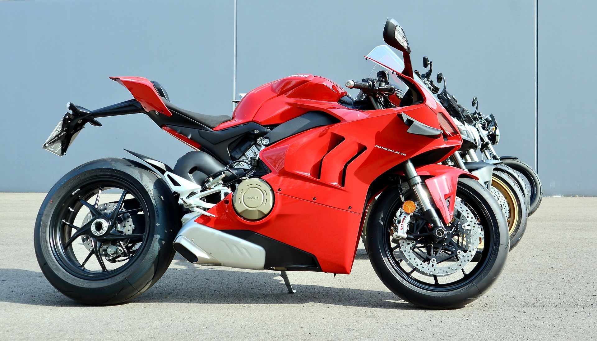 Ein rotes Ducati-Motorrad ist geparkt, dahinter sind weitere Motorräder zu sehen.Fotograf Tübingen. Fotograf Reutlingen.