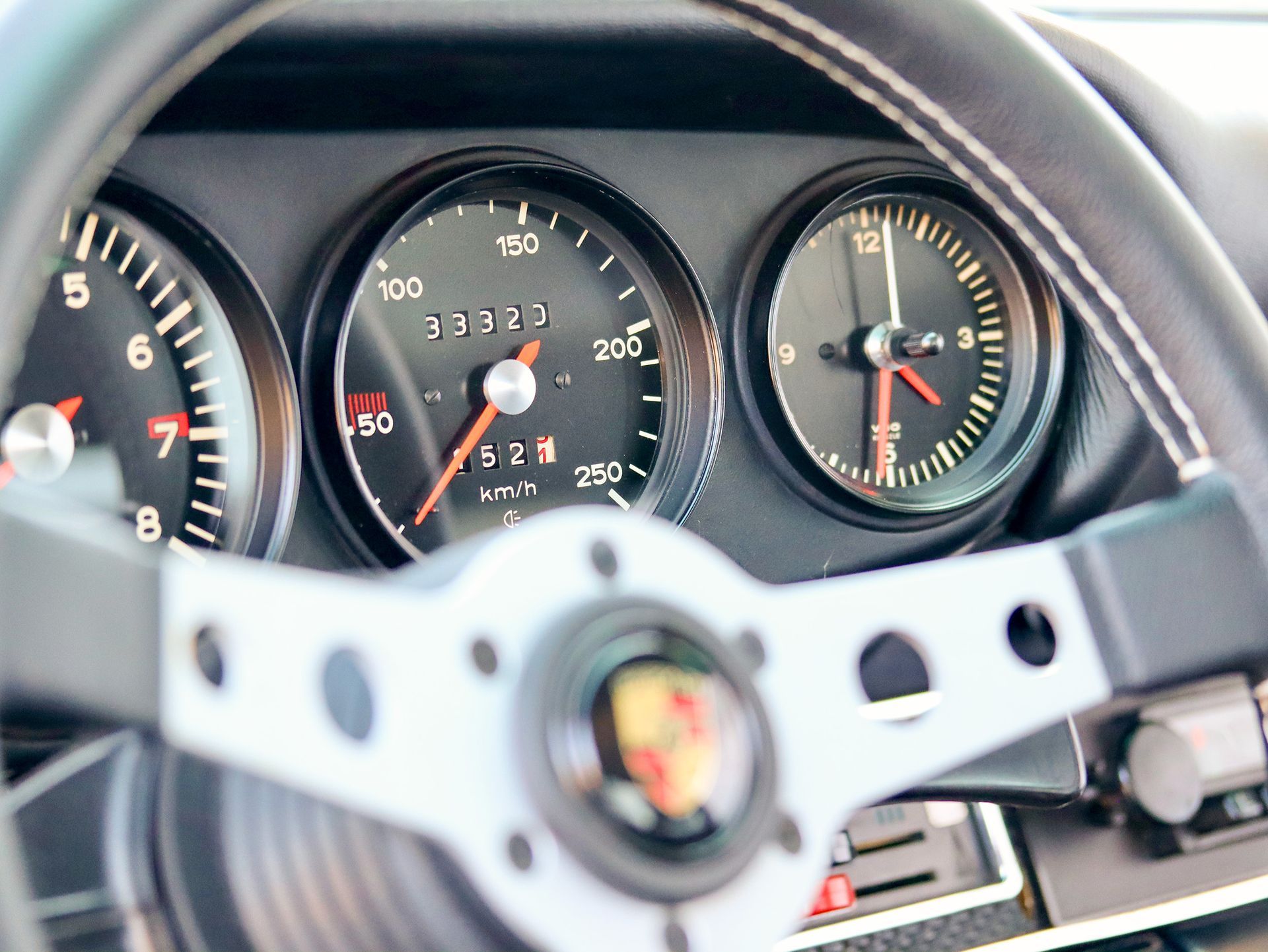 Armaturenbrettinstrumente eines Porsche mit dem Lenkrad im Vordergrund.Fotograf Tübingen. Fotograf Reutlingen.