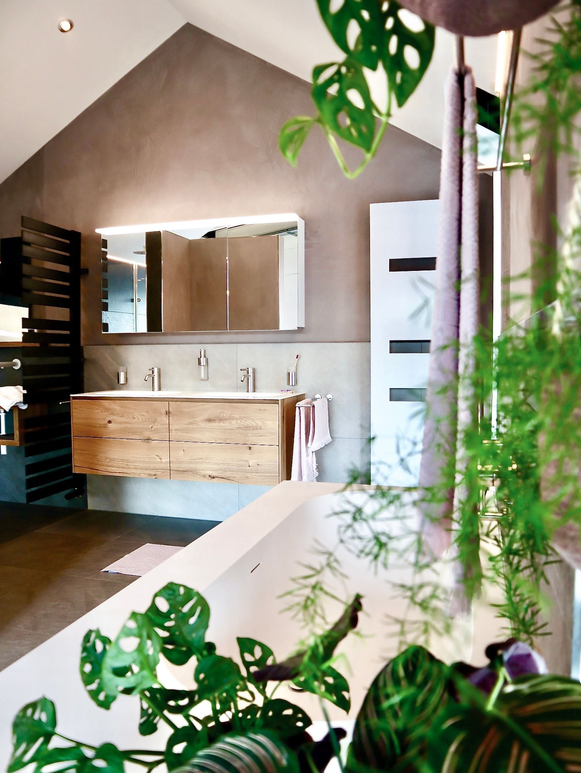 Modernes Badezimmer mit Waschtisch aus Holz, großem Spiegel und Hängepflanzen.Fotograf Tübingen. Fotograf Reutlingen.