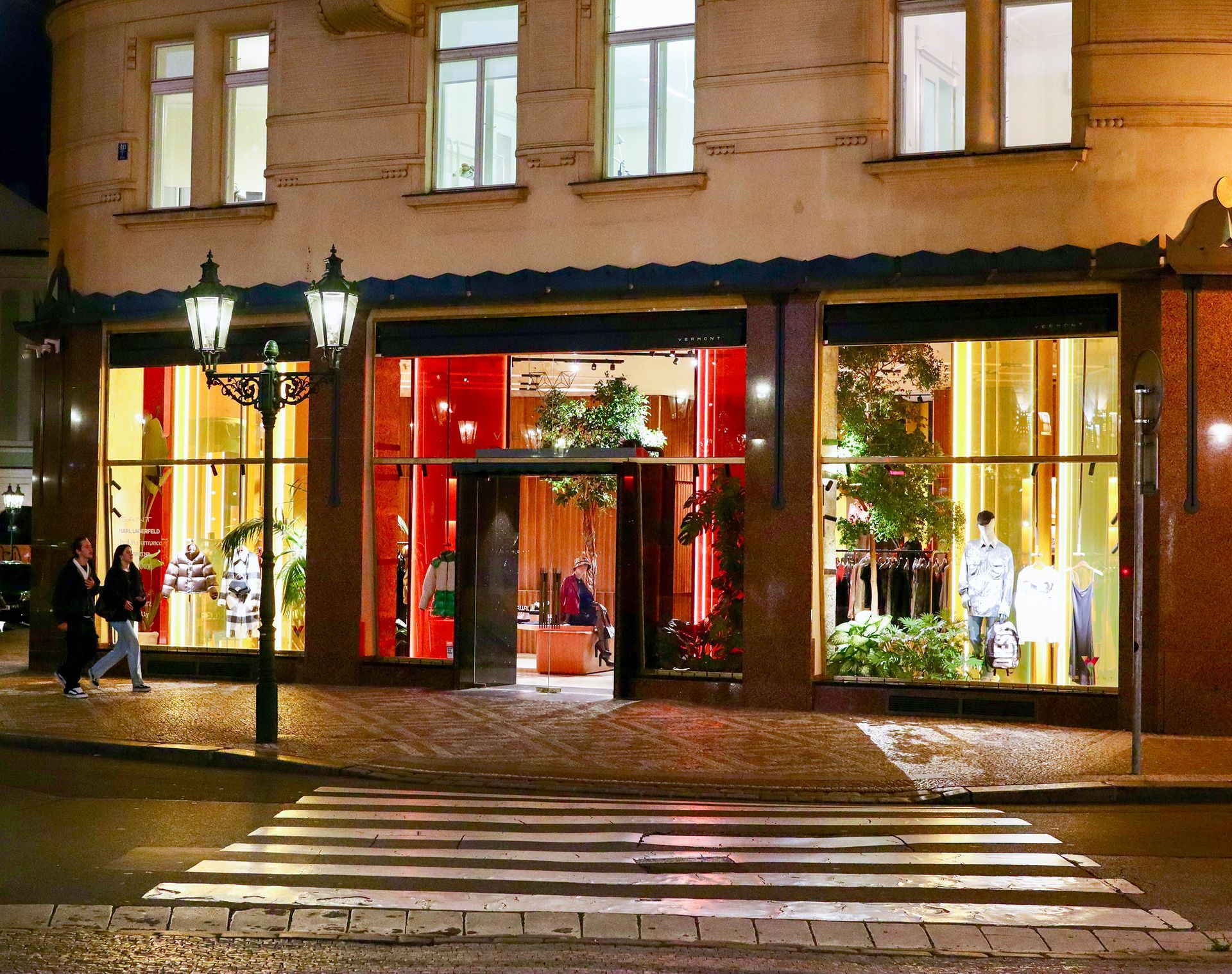 Die Schaufensterfront ist hell erleuchtet, davor befindet sich ein Zebrastreifen.Fotograf Tübingen. Fotograf Reutlingen.