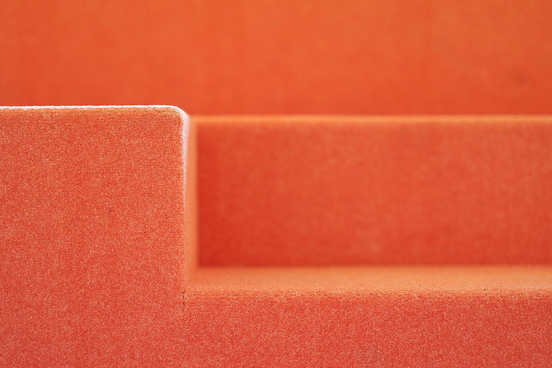 Nahaufnahme von einer Treppe  die mit orangenem Teppich bezogen ist. Fotograf Tübingen. Fotograf Reutlingen.