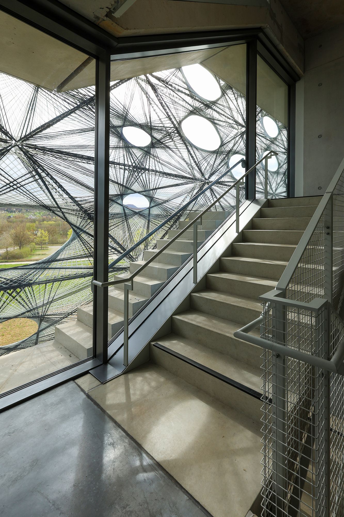 Betontreppe mit Metallgeländer und mit Blick auf eine grüne Landschaft.Fotograf Tübingen. Fotograf Reutlingen.