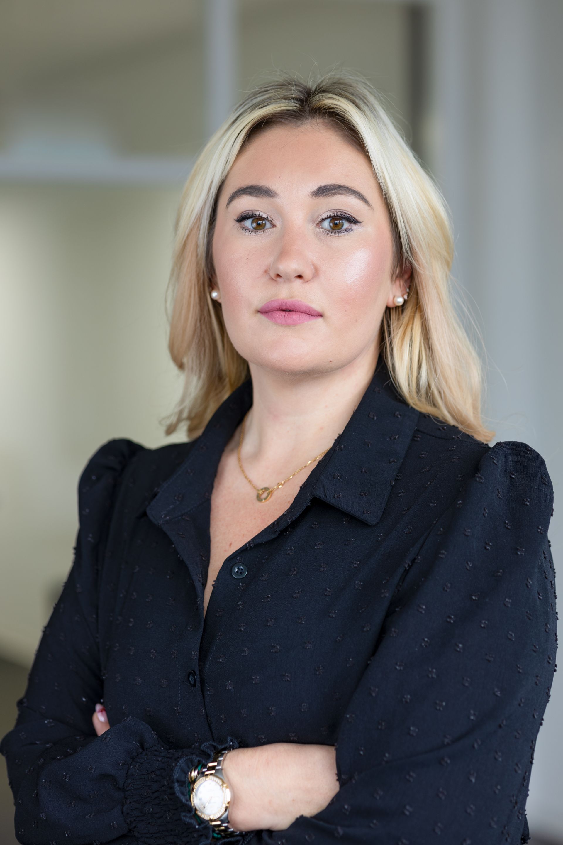 Frau mit blonden Haaren, schwarzen Blazer  die Arme verschränkt, schaut in Kamera. Fotograf Tübingen. Fotograf Reutlingen.