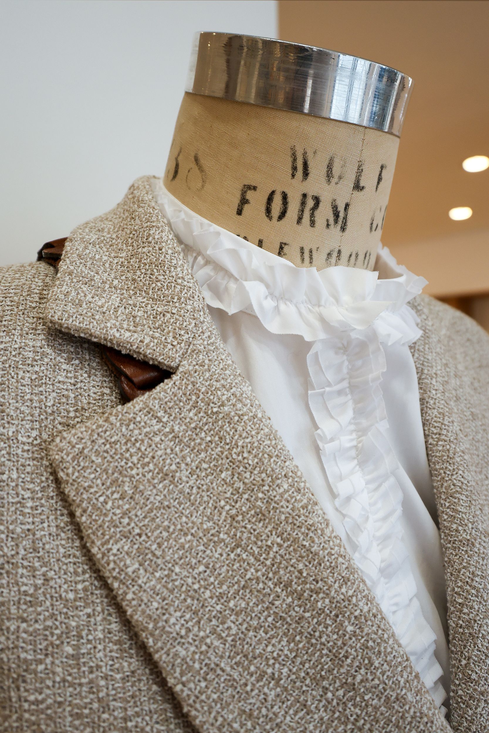 Schaufensterpuppentorso mit Tweedjacke, weißer Rüschenbluse und silbernem Kragen.Fotograf Tübingen. Fotograf Reutlingen.