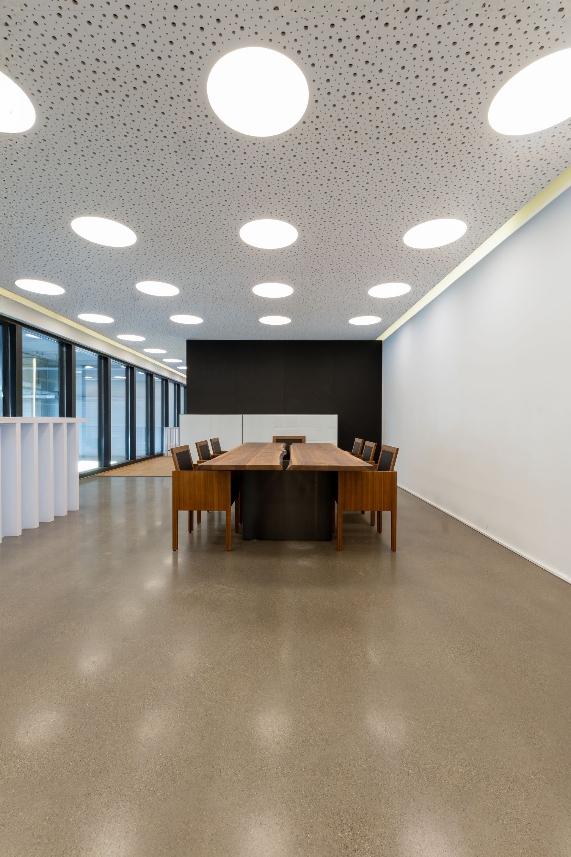 Konferenzraum mit Holztisch, Stühlen und Decke mit Einbaustrahlern. Fotograf Tübingen. Fotograf Reutlingen.