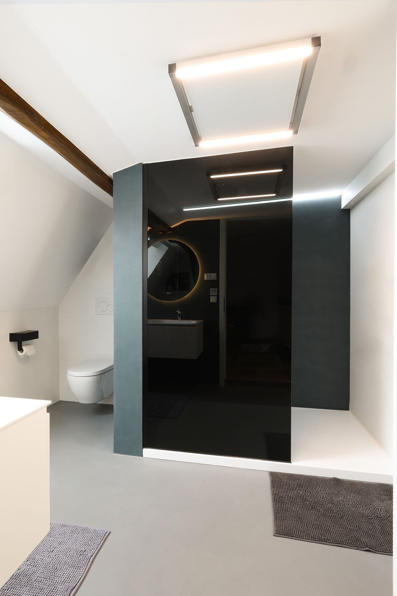 Modernes Badezimmer mit Dusche, weißen Wänden, grauem Boden, Toilette, Waschbecken .Fotograf Tübingen. Fotograf Reutlingen.