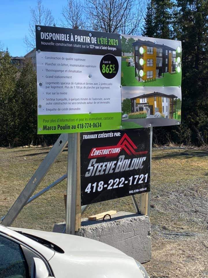 Panneau immobilier avec rendu d'un bâtiment ; prix : 865 000 $. Coordonnées de Steeve Bolduc.
