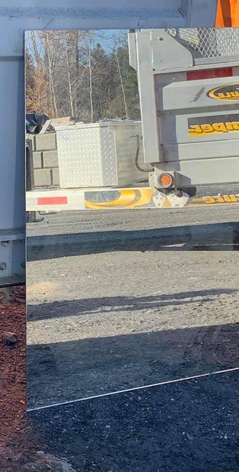 Chantier de construction avec un camion déchargeant des blocs, lieu : extérieur.