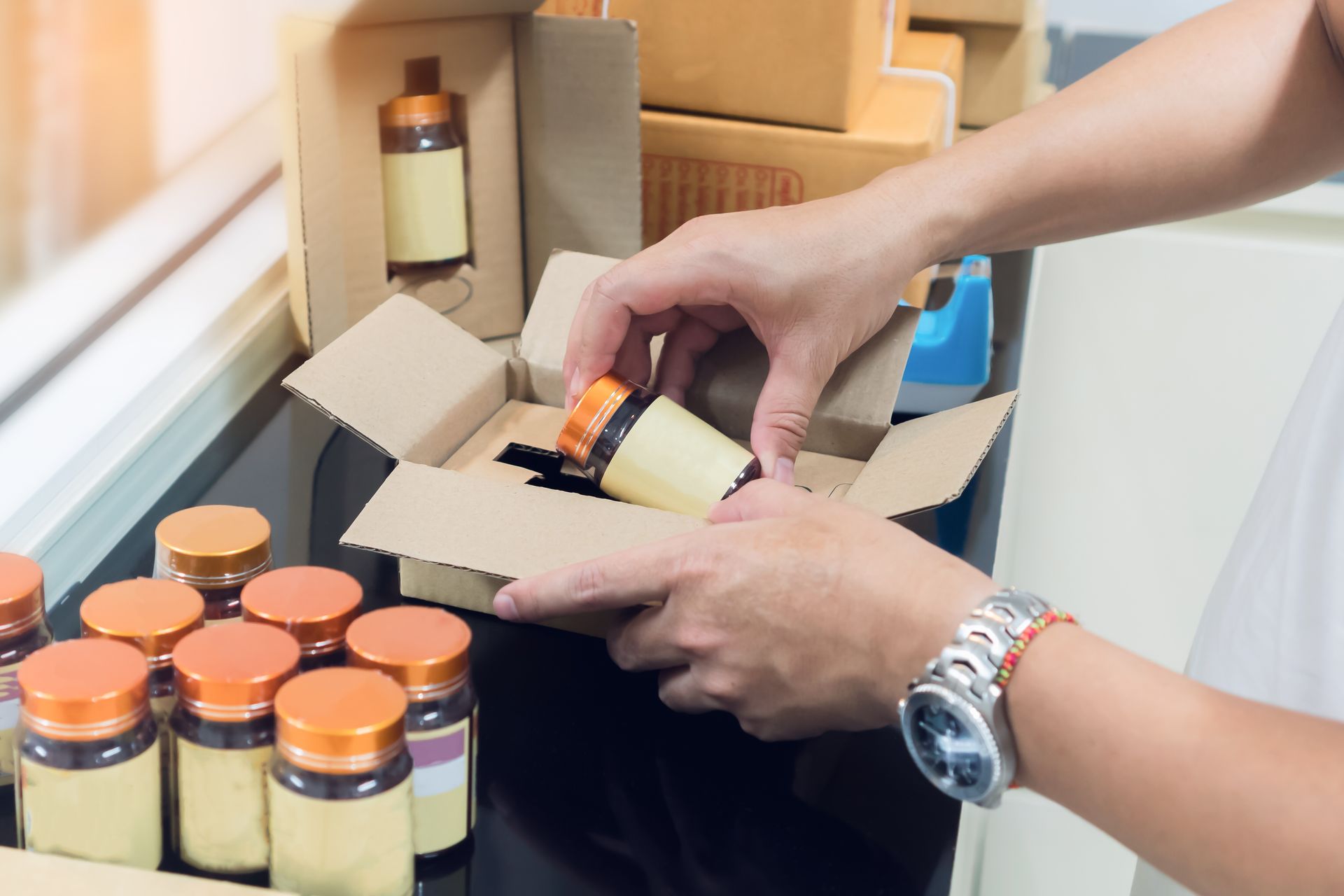 Packing supplement bottles in protective shipping box for temperature-controlled fulfillment