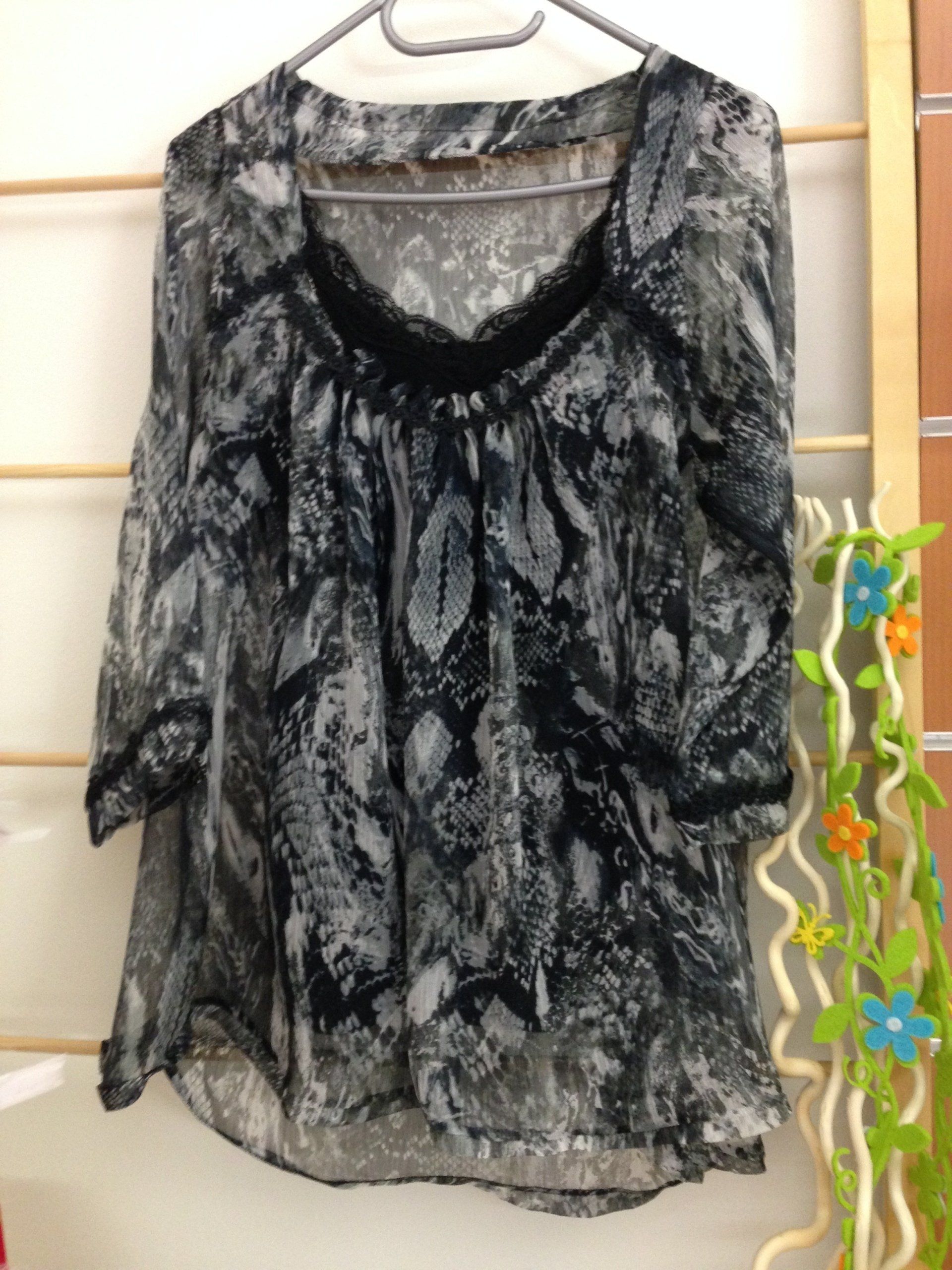 Une chemise noire et blanche est accrochée à un cintre