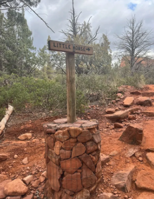A sign that says little horse on it