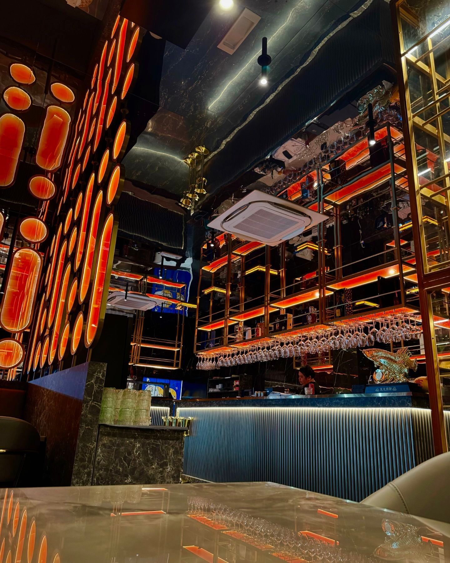 Un ristorante con tante luci sul soffitto