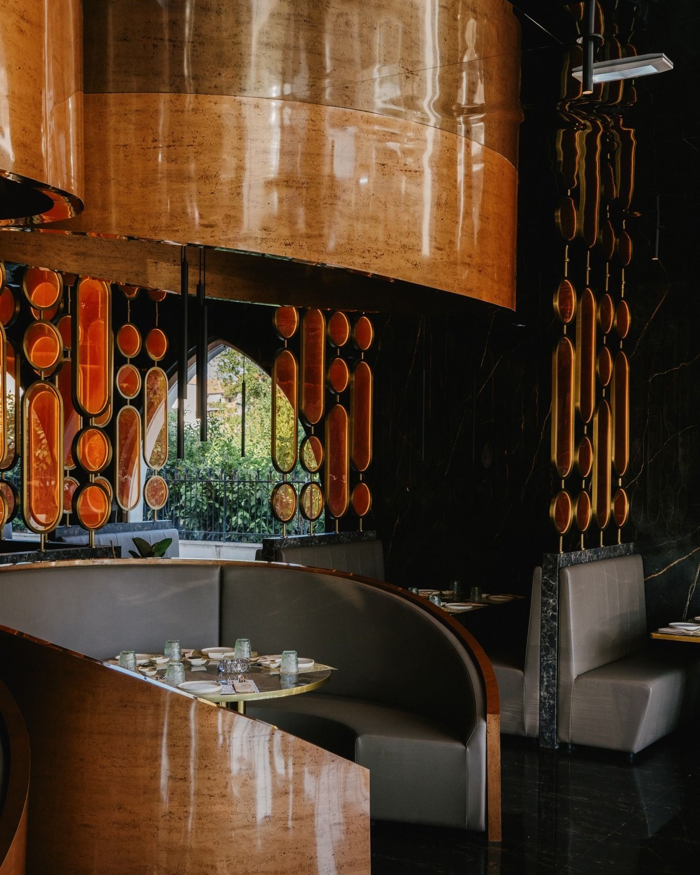 Un ristorante con tavoli e sedie e un soffitto in legno