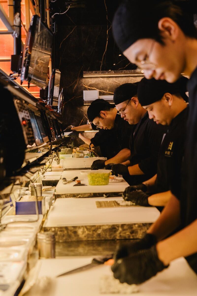 Un gruppo di chef sta preparando il cibo in un ristorante.