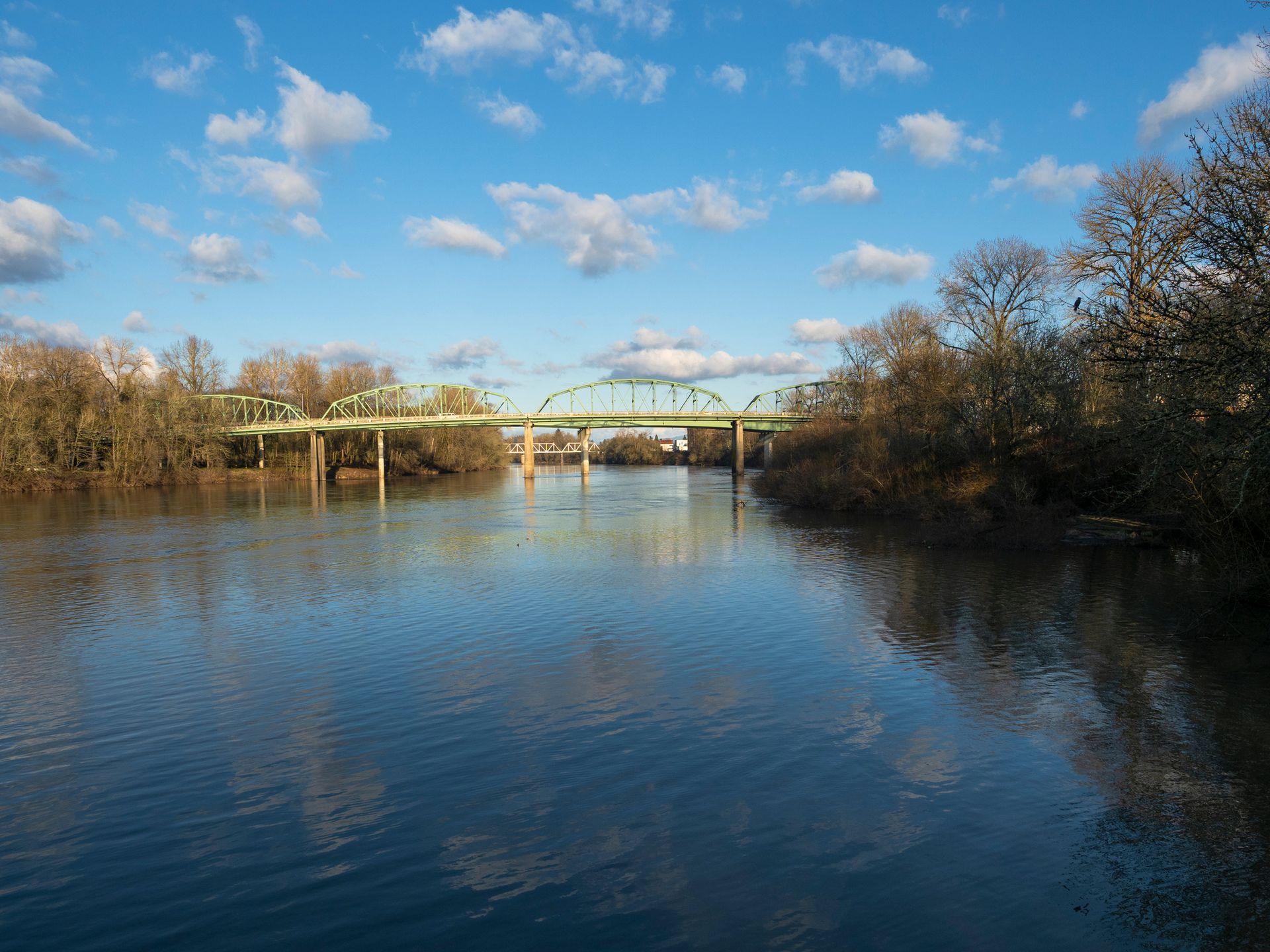 Ellsworth Street Bridge spanning the Willamette River in Albany, Oregon Ellsworth Street Bridge spanning the Willamette River in Albany, Oregon