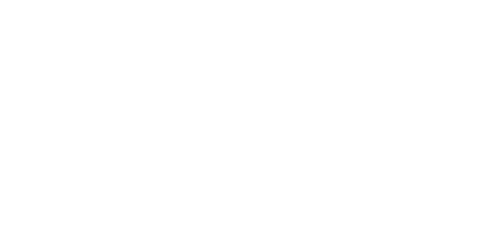 Een close-up van een levendige, veelkleurige vlinder met ingewikkelde zwarte, oranje en blauwe patronen, die op een groen blad rust.