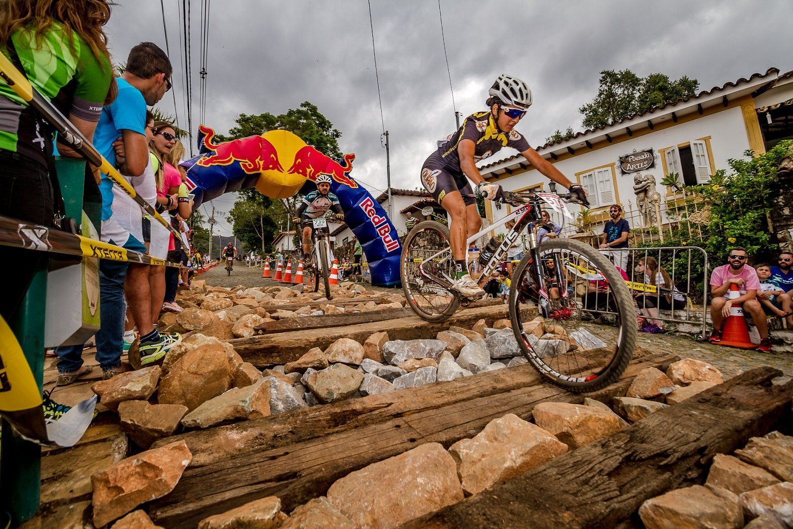 Uma pessoa está andando de bicicleta em uma trilha rochosa.