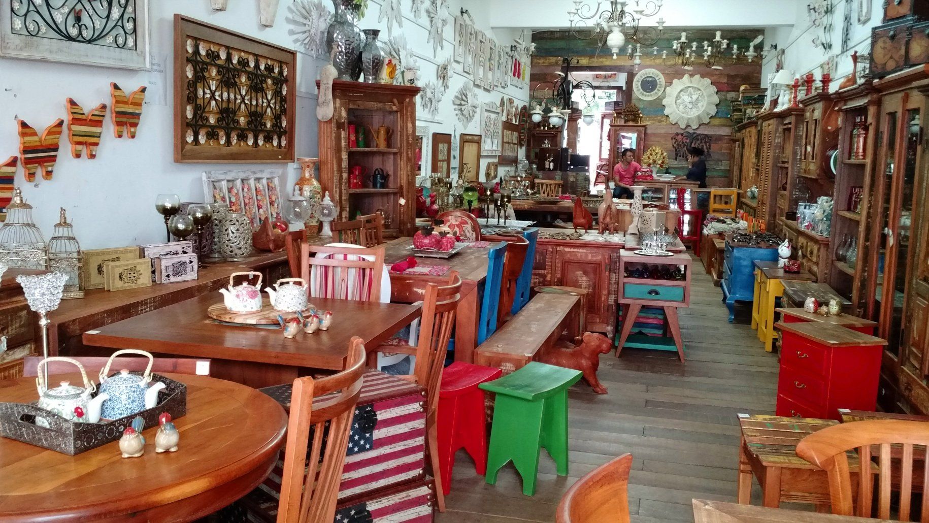 Uma grande sala cheia de mesas e cadeiras em uma loja.