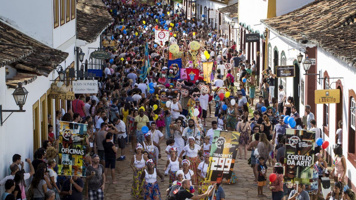 Descubra a autenticidade do Carnaval em Tiradentes e hospede-se na Pousada Villa Alferes, o refúgio perfeito para vivenciar a folia e a tradição desta cidade histórica. Neste post, destacamos os imperdíveis blocos locais que tornam o Carnaval em Tiradentes uma experiência única.
**Desfile dos Sabores: Uma Jornada Gastronômica** Tiradentes se transforma em um palco vibrante durante o Carnaval, e a Pousada Villa Alferes é seu camarote exclusivo. Aprecie os desfiles dos sabores locais, com restaurantes típicos e pratos mineiros que proporcionam uma jornada gastronômica única.
**Explorando os Blocos Tradicionais:**
Os blocos locais são o coração pulsante do Carnaval em Tiradentes. Deixe-se envolver pela alegria  e dance ao som contagiante do Bloco da Rua Direita. A Pousada Villa Alferes está estrategicamente localizada para que você possa aproveitar ao máximo essas festividades.
**Cultura e História em Cada Esquina:**
Aproveite a proximidade da Pousada Villa Alferes às atrações culturais de Tiradentes. Explore a arquitetura histórica, visite a Matriz de Santo Antônio e mergulhe nos eventos culturais que fazem parte do Carnaval, criando uma experiência rica em história e folia.
**Dicas para Relaxar Entre os Blocos:**
Após a agitação dos blocos locais, retorne à Pousada Villa Alferes para relaxar em um ambiente tranquilo e acolhedor. Desfrute de quartos elegantes, serviços personalizados e áreas ao ar livre que proporcionam momentos de serenidade durante o Carnaval.
**Conclusão:**
Celebre o Carnaval em Tiradentes com uma experiência única na Pousada Villa Alferes. Dos blocos locais à cultura rica da cidade, esta é a oportunidade de viver momentos especiais em meio à folia e ao conforto. Reserve sua estadia e faça do Carnaval em Tiradentes uma memória inesquecível na Pousada Villa Alferes.
