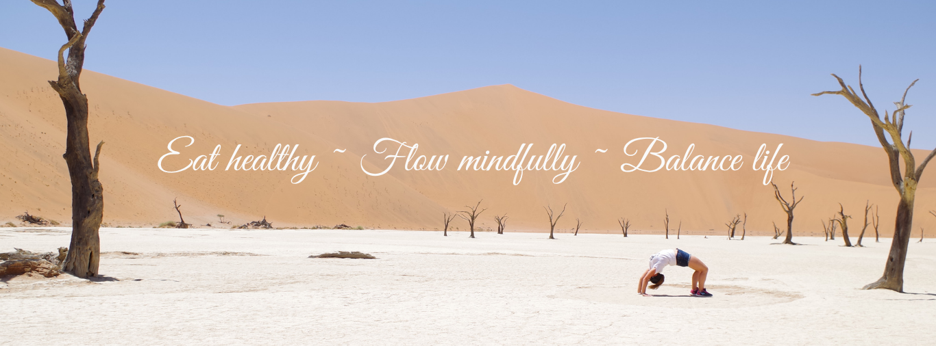 Eine Person macht in einer Wüste eine Rückbeuge und der Text lautet: „Ealt healthy - Flow mindfully - Balance life“.