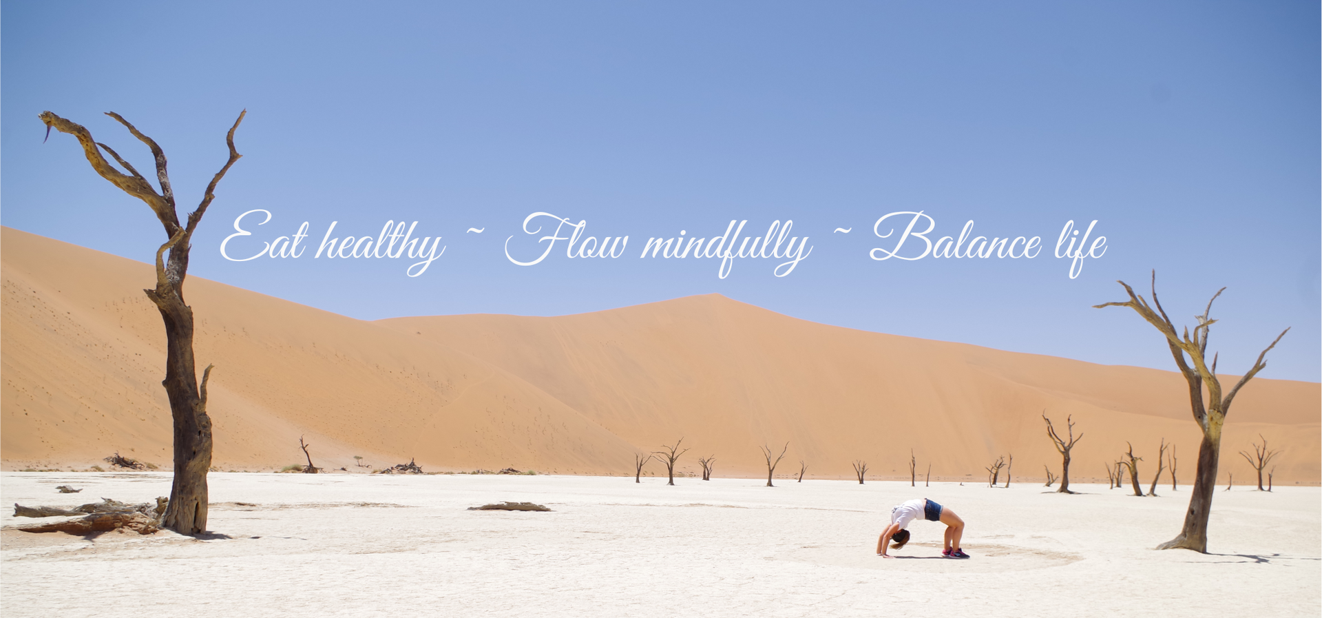 Eine Person macht in einer Wüste eine Rückbeuge und der Text lautet: „Ealt healthy - Flow mindfully - Balance life“.