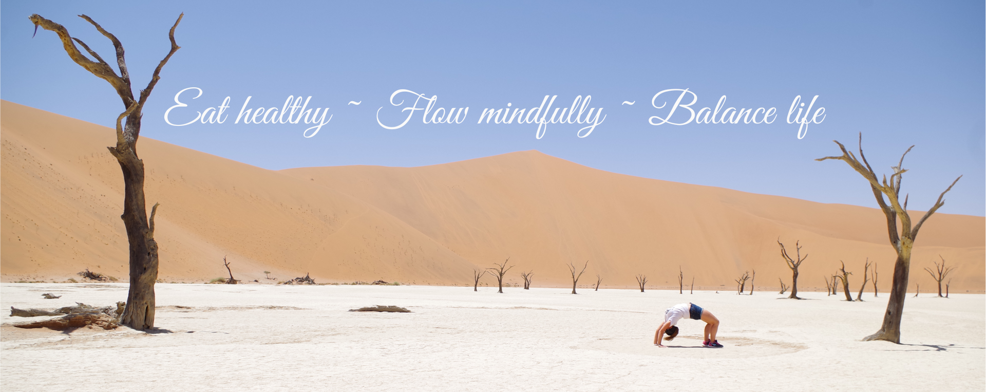 Eine Person macht in einer Wüste eine Rückbeuge und der Text lautet: „Ealt healthy - Flow mindfully - Balance life“.