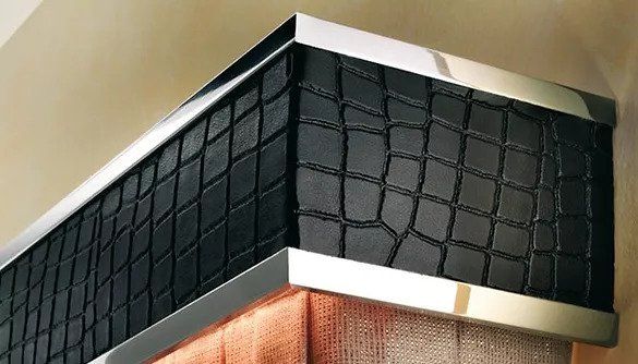 Altoparlante angolare nero testurizzato con finiture argentate, montato vicino al soffitto.