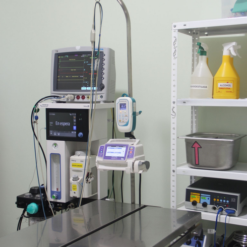 Equipo médico dispuesto sobre un mostrador, con monitores